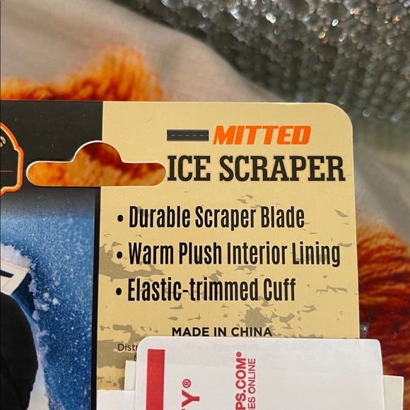 Pink Quilted Mitted Ice Scraper - Picture 4 of 5